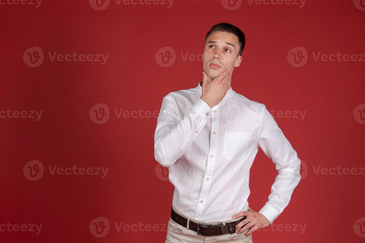 foto peinzend twijfelachtig denken jonge knappe brunette man zakenman