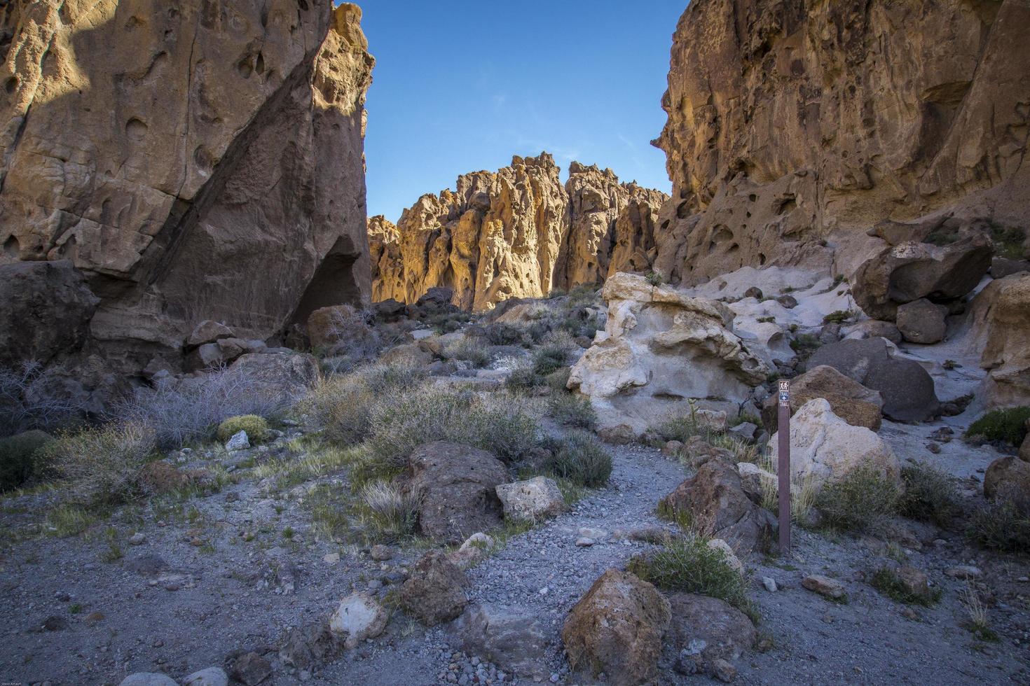 landschap en wandelpad in het nationale reservaat Mojave, gat in de muur foto