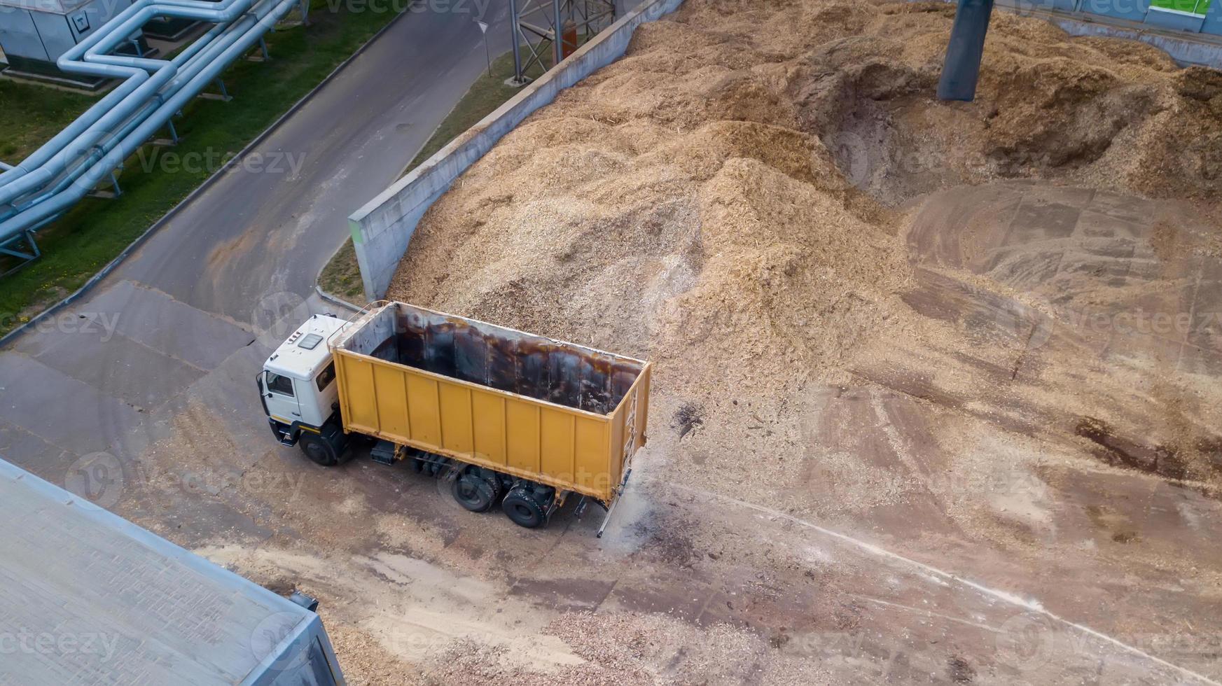 vrachtwagen bij een stapel zaagsel, het uitzicht vanaf de drone foto