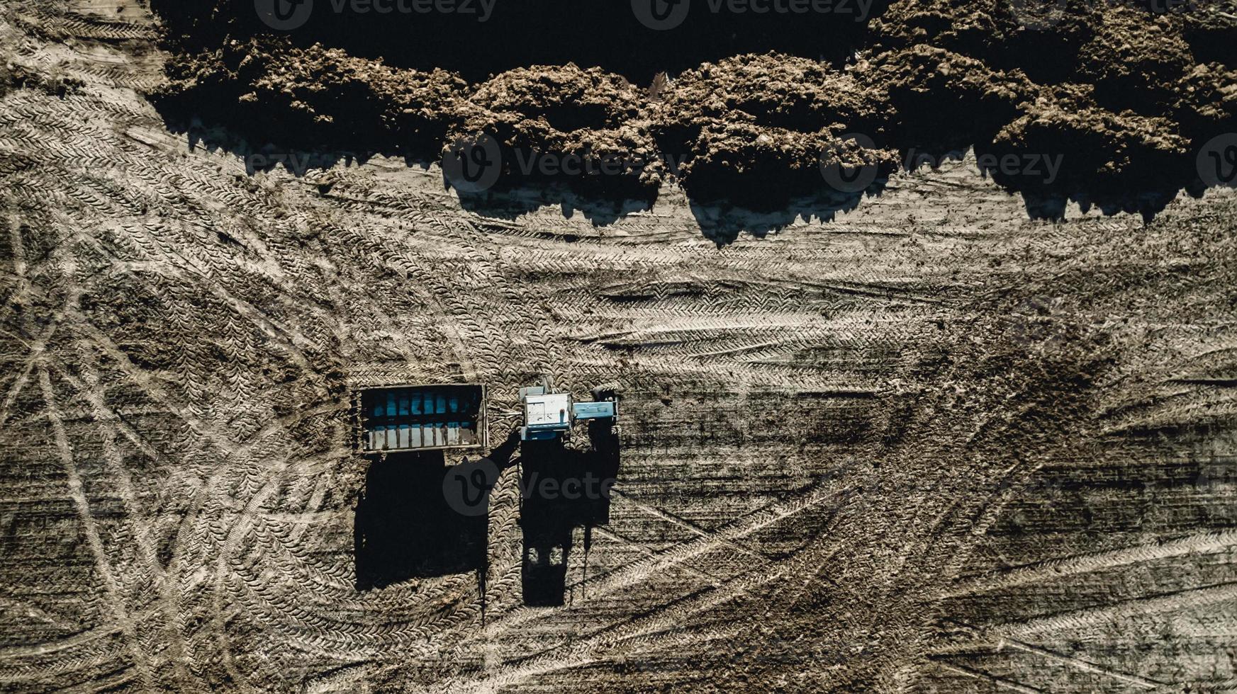 landbouw luchtfotografie. tractor in het veld foto
