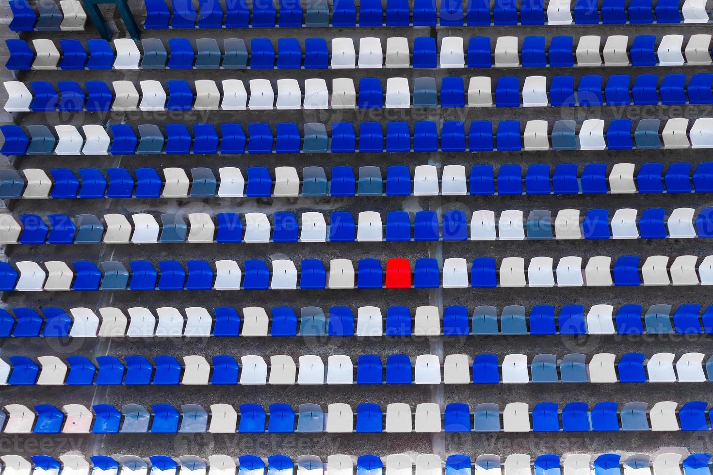 lege stoelen in het bovenaanzicht van het stadion foto