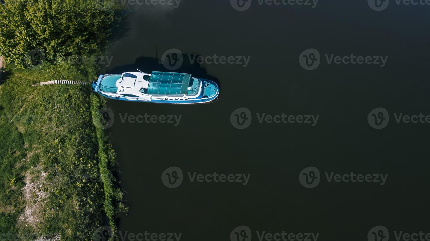 boten op het dok op het meer vanuit de lucht foto