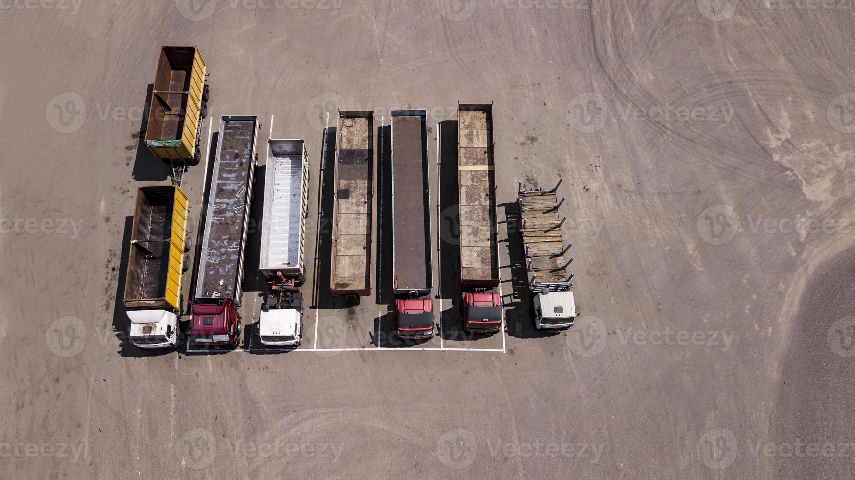 vrachtwagens staan op een rij parkeerplaats - bovenaanzicht vanaf de drone foto