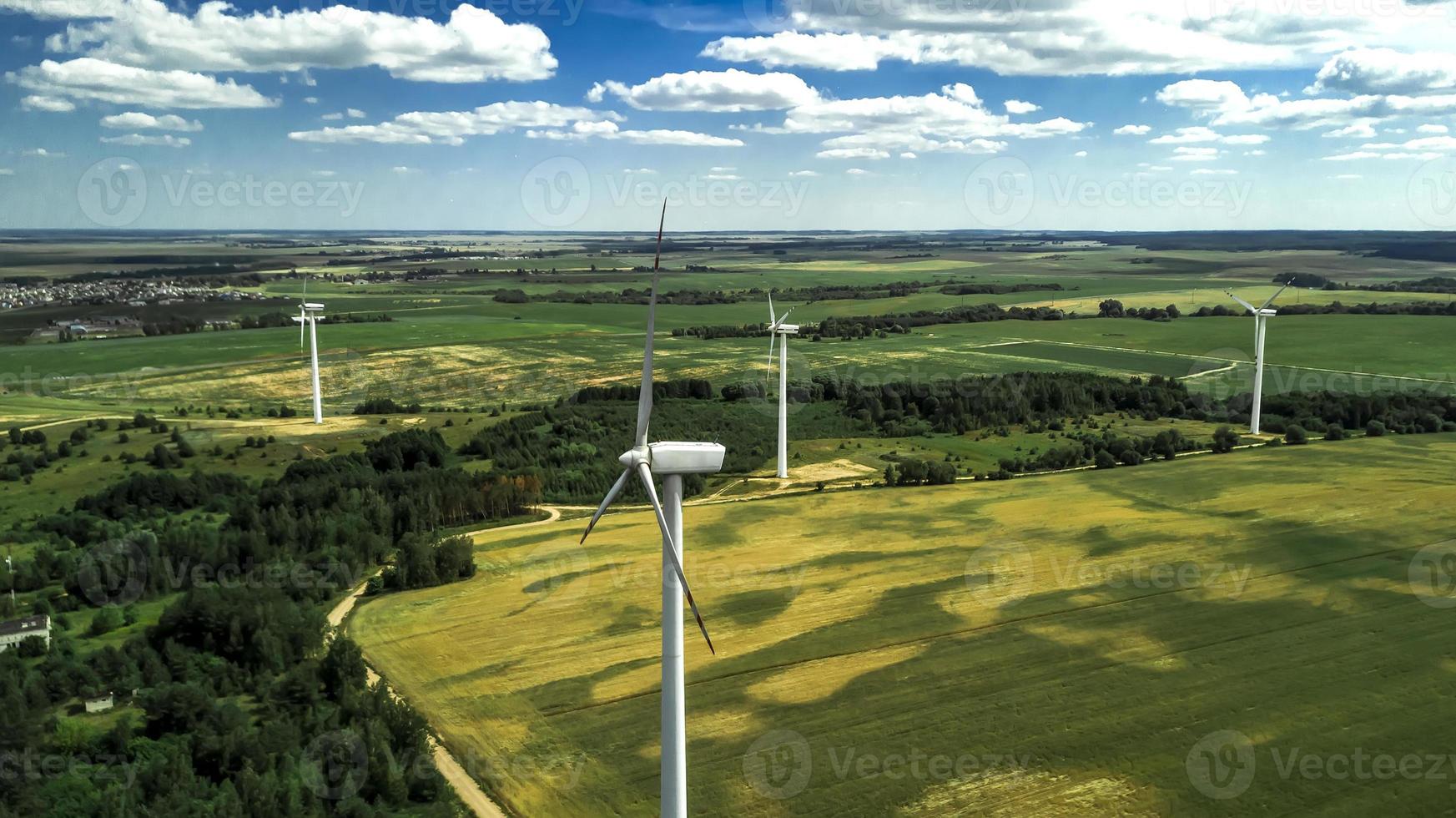 windmolens voor elektriciteitsproductie vanuit de lucht foto