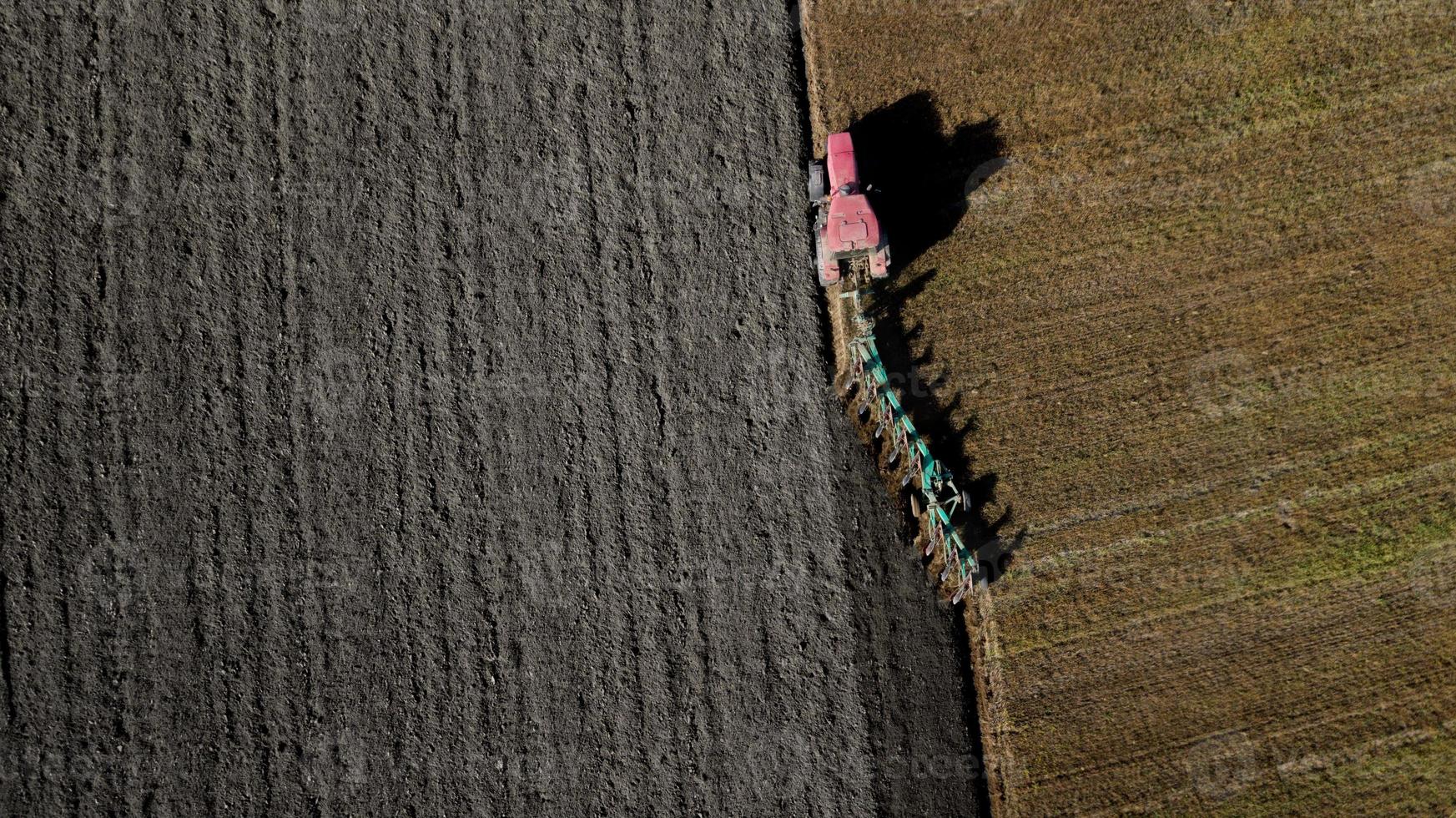 tractor die het veld ploegt foto