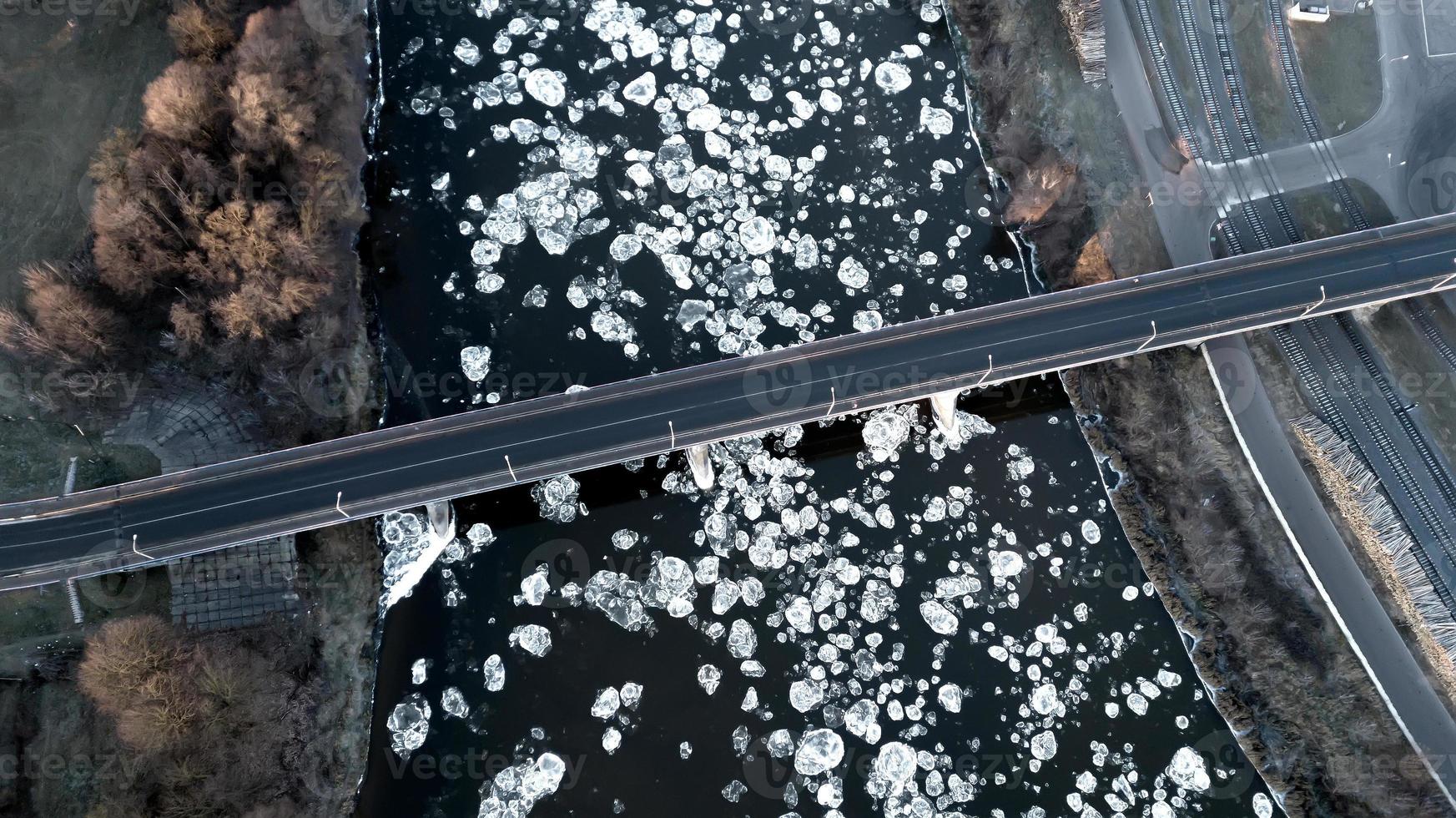 bevroren rivier bovenaanzicht. rivier brug foto