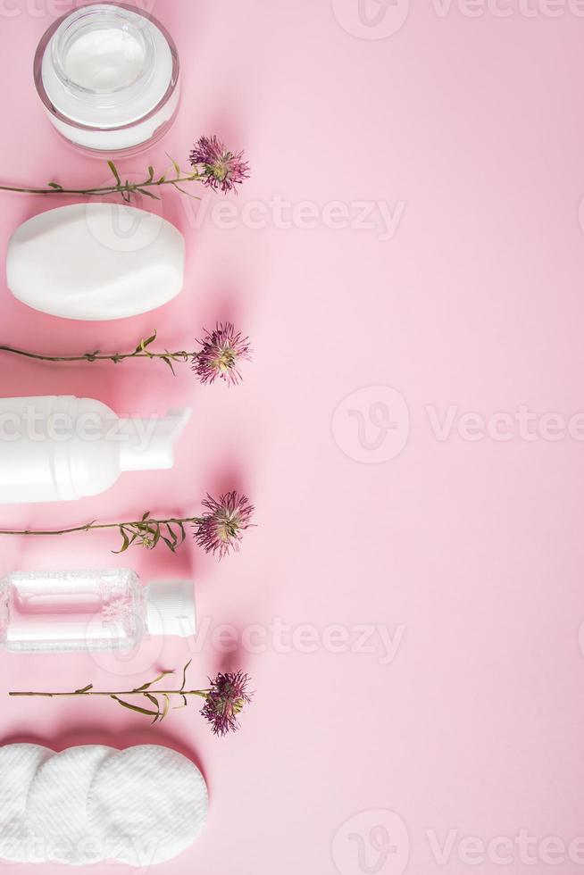 cosmetische producten op roze achtergrond. foto