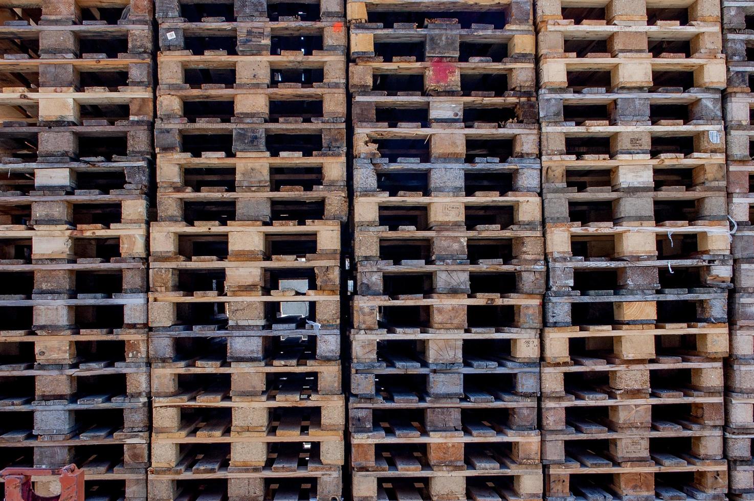 pallets gestapeld in het magazijn foto