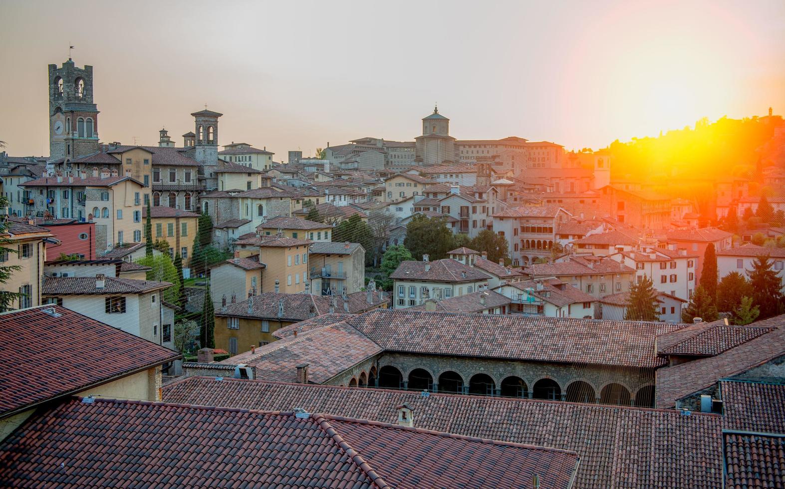 hoge bergamo bij zonsondergang foto