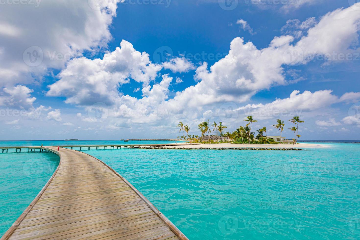 panoramisch landschap van het strand van de Malediven. tropisch panorama, luxe watervilla resort palmbomen, houten pier of steiger. luxe reisbestemming achtergrond voor zomervakantie vakantie concept. foto