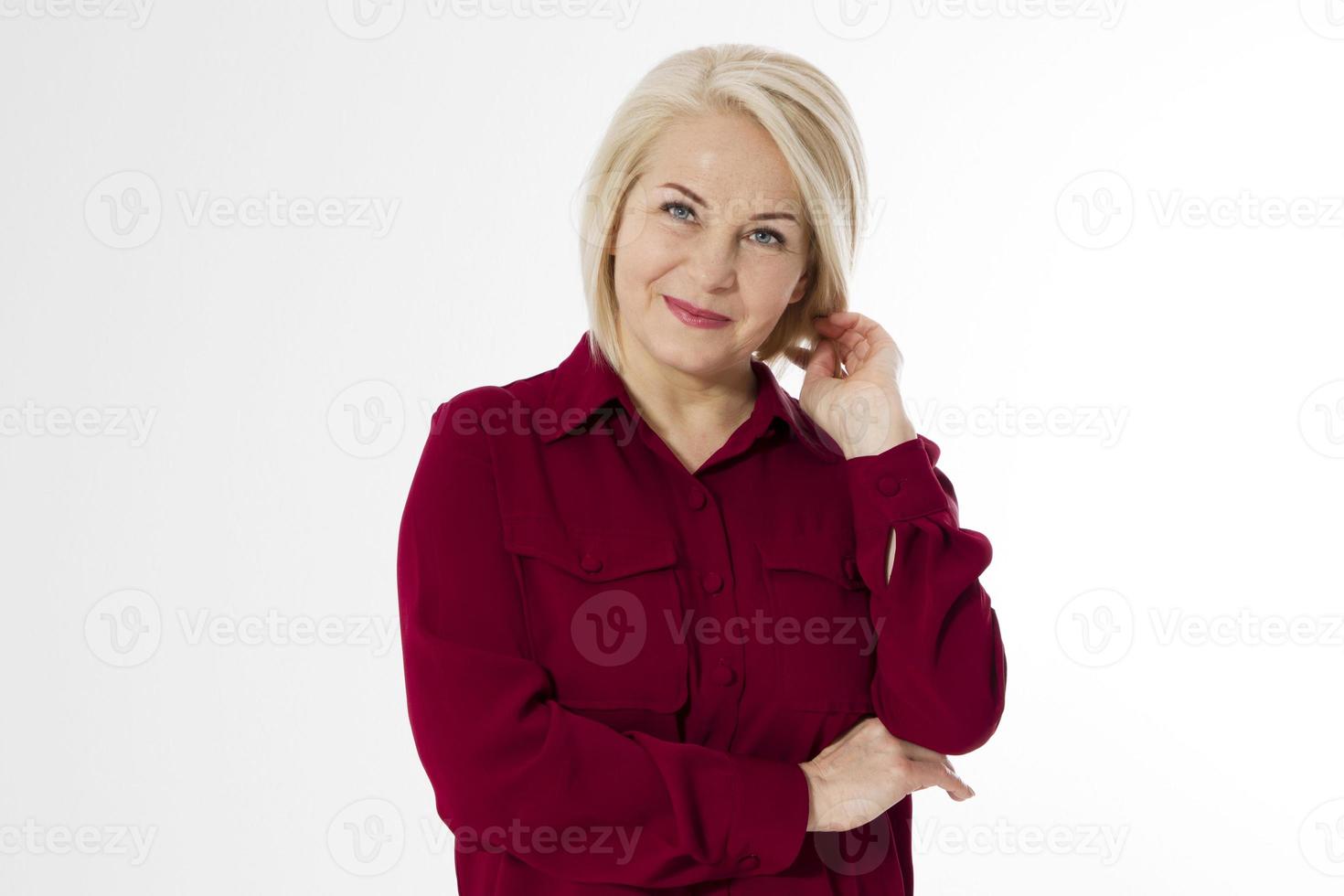 middelbare leeftijd vrouw portret op wit, mooie gelukkige volwassen vrouw geïsoleerd foto