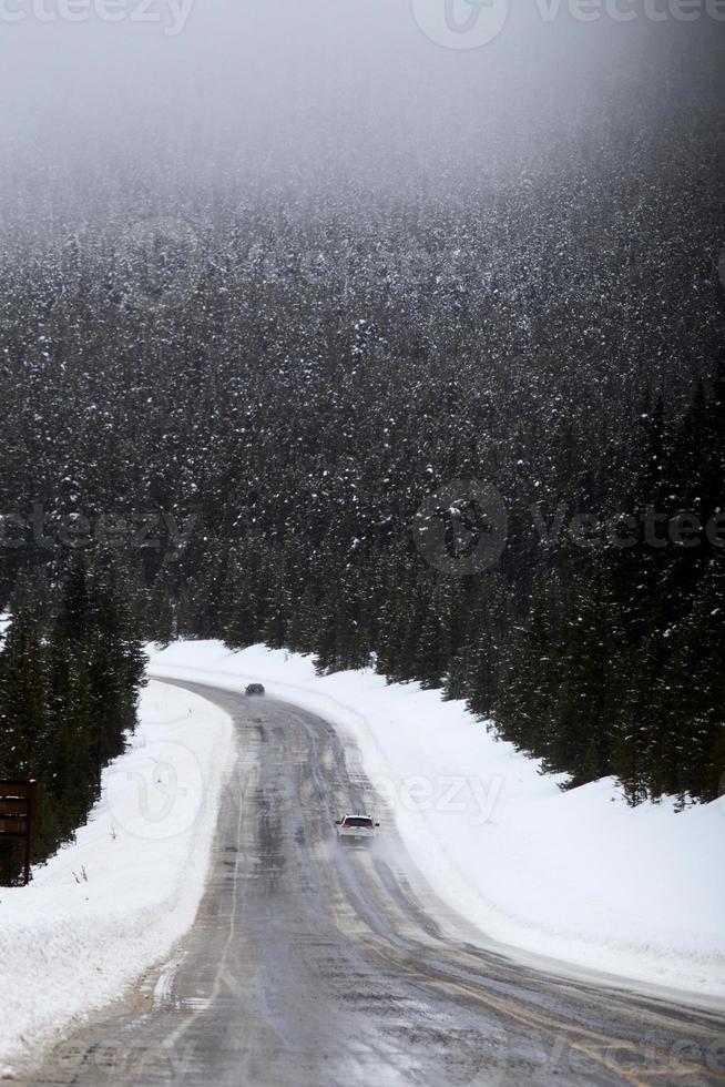 sneeuw vallende bergen canada foto