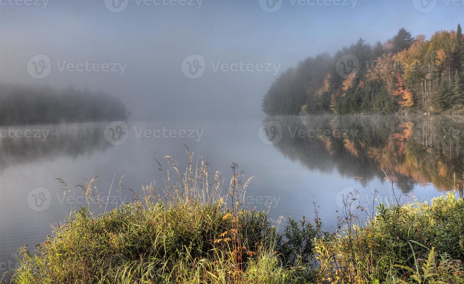 meer in de reflectie van de herfstzonsopgang foto