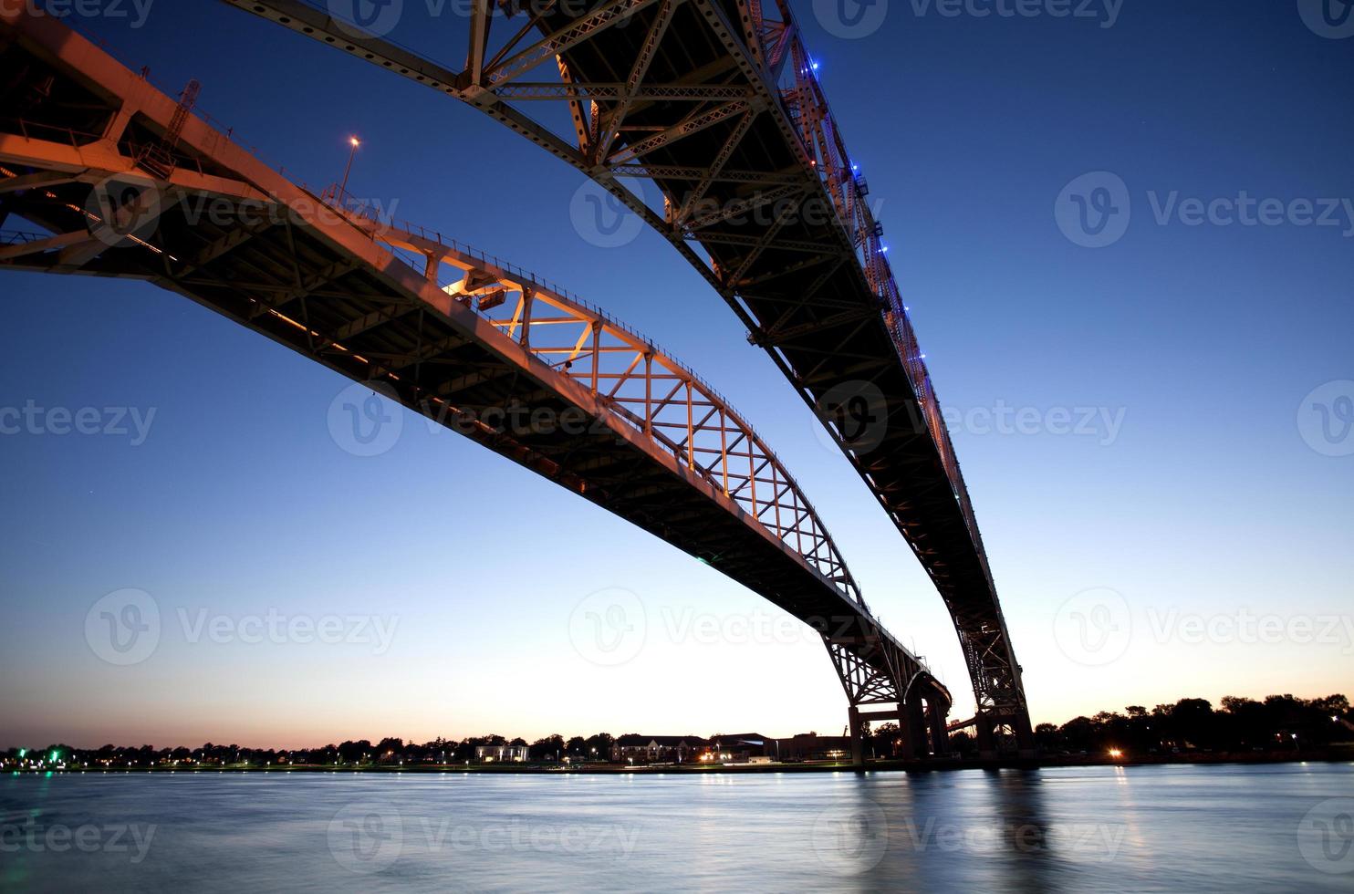 nachtfoto blauwe waterbrug foto