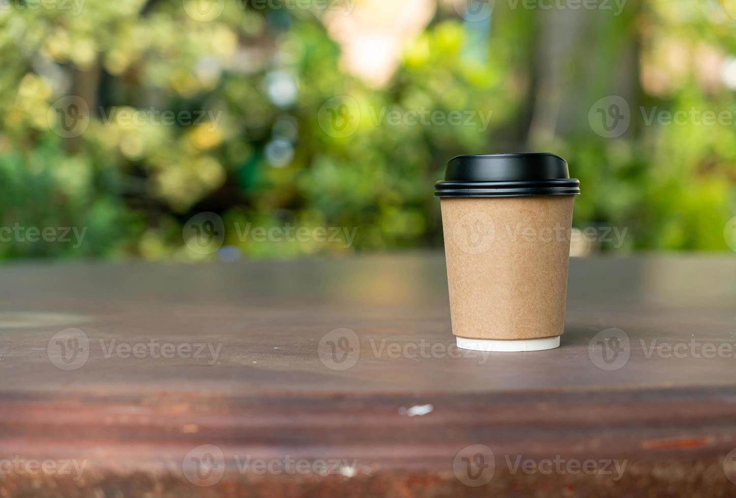 warme koffiekop op houten tafel foto