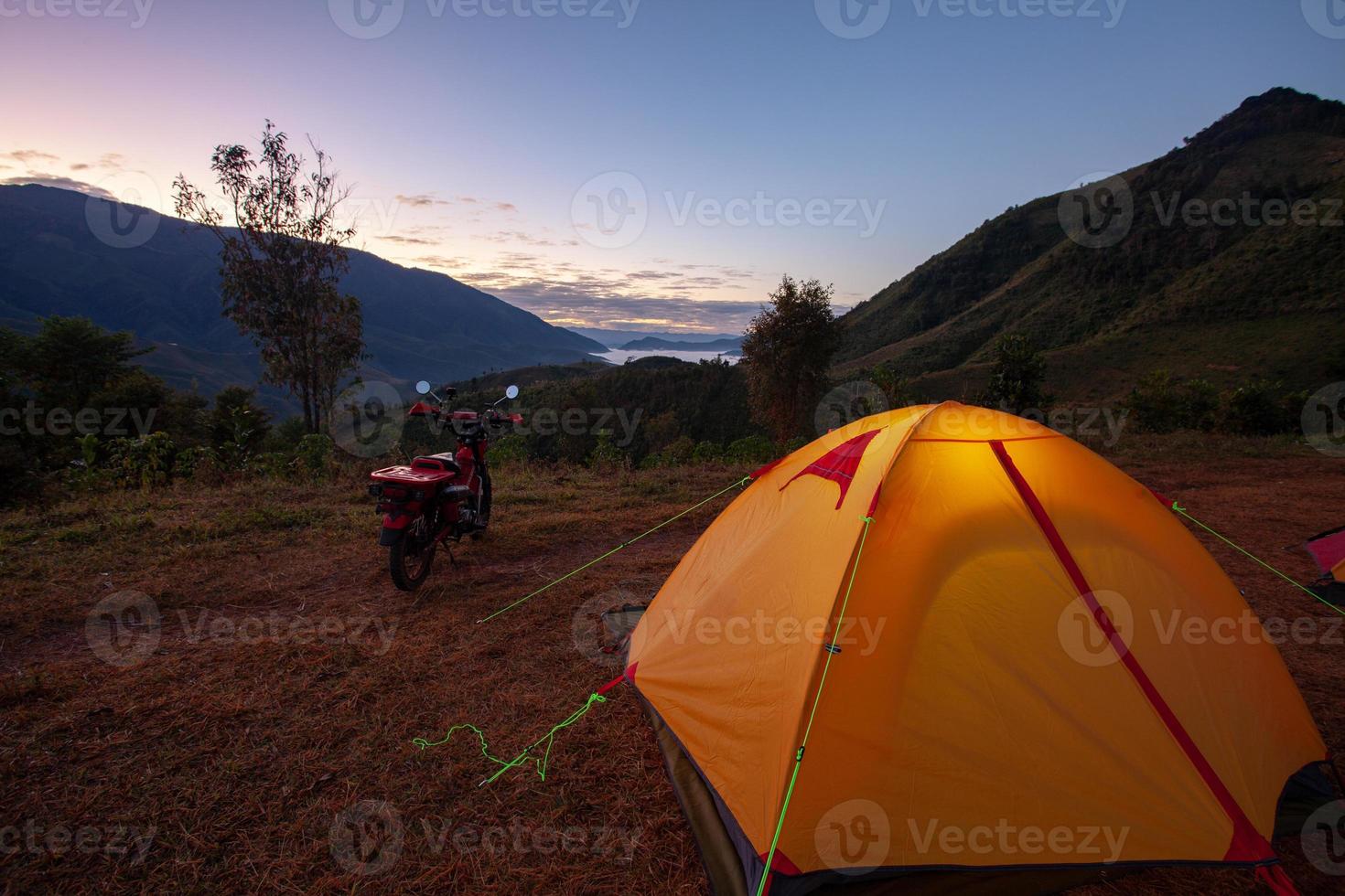 op de motor naar de camping reizen foto