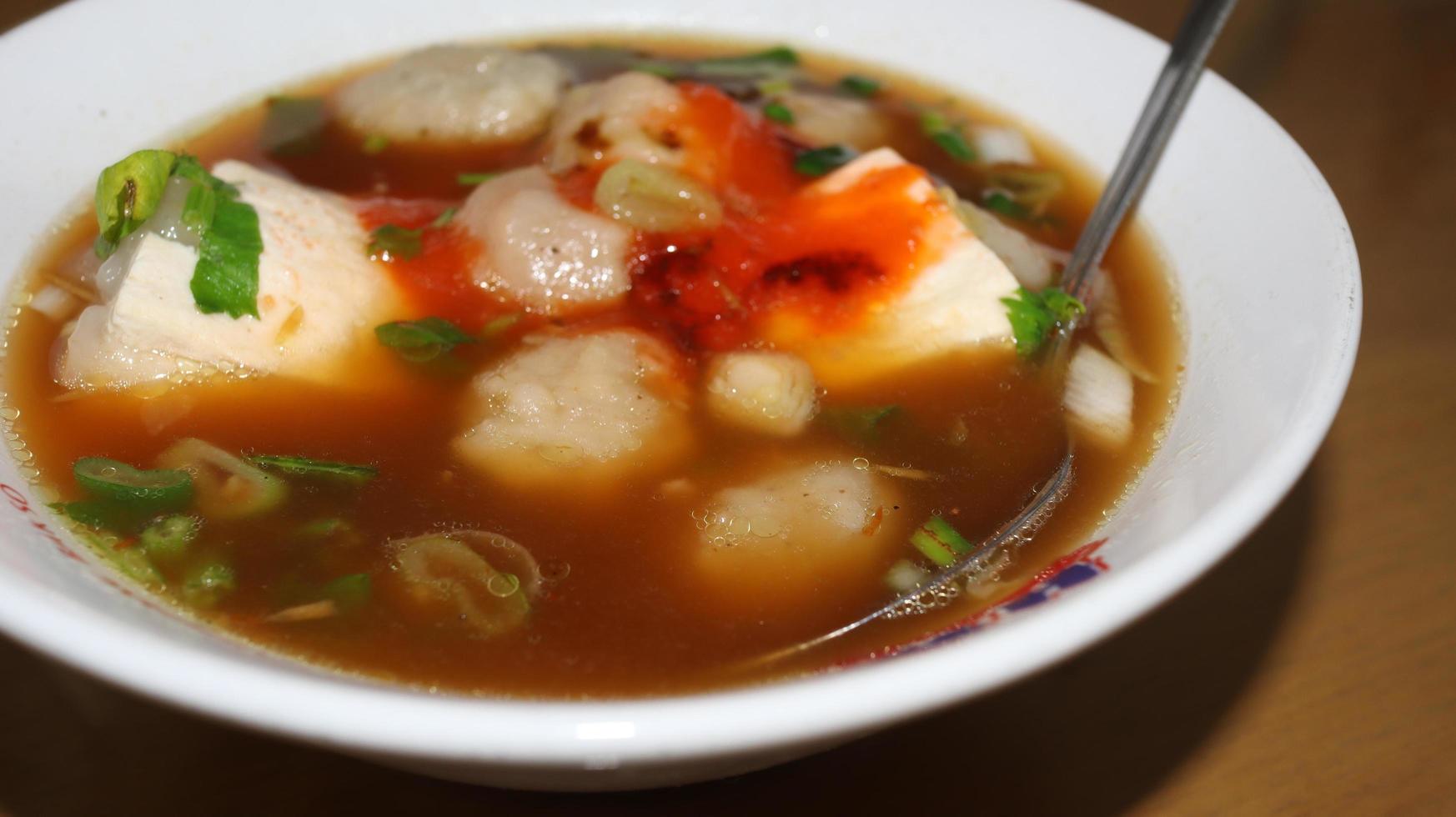 tofu en gehaktballen geserveerd met jus, met extra pikante saus en sojasaus foto