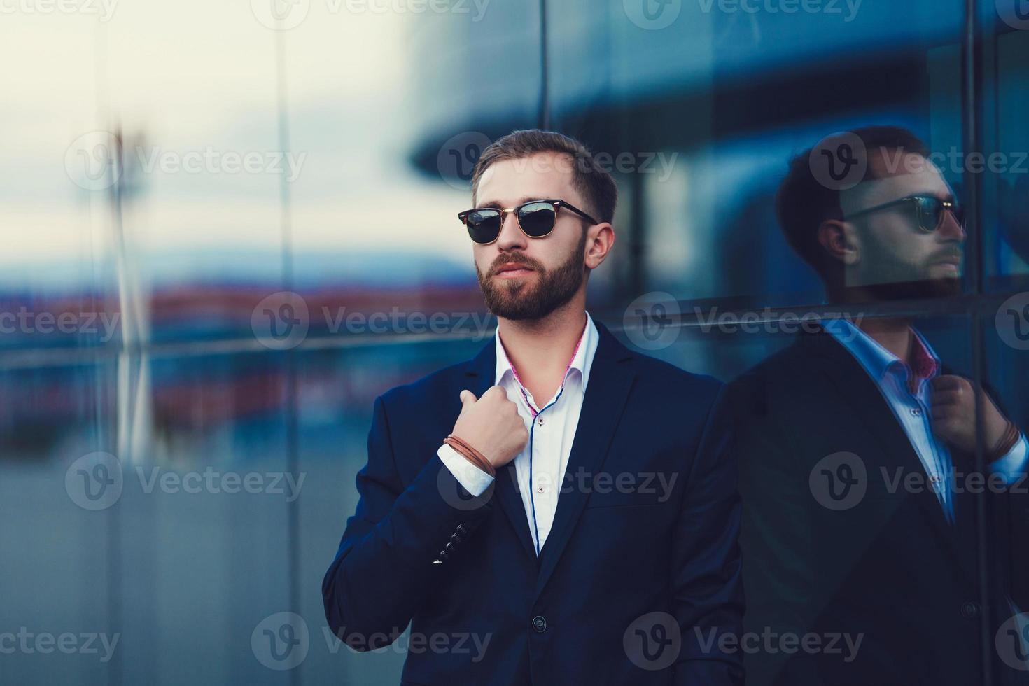 zelfverzekerde jonge man die wegkijkt foto