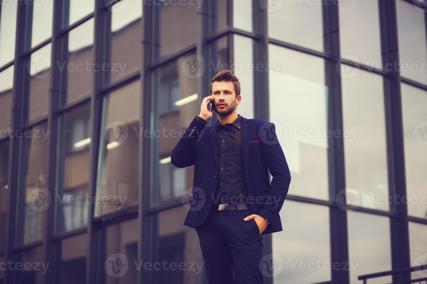 zakenman praten aan de telefoon foto