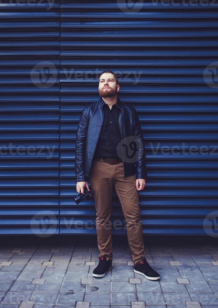 man met een baard in een leren jas foto