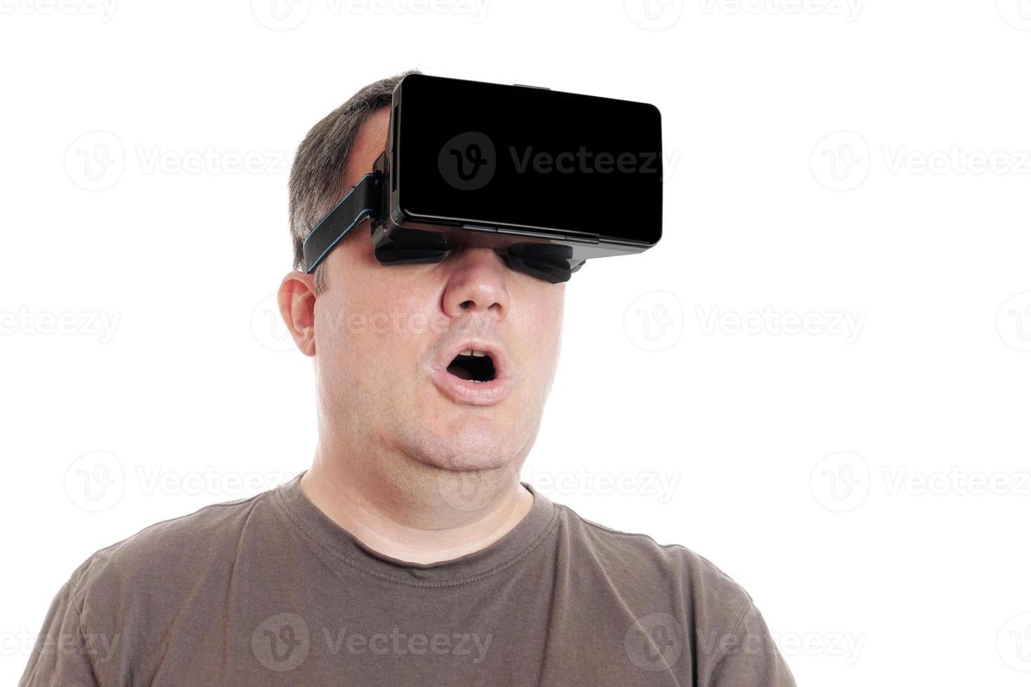 man van middelbare leeftijd met vr virtual reality-headset is verbijsterd foto