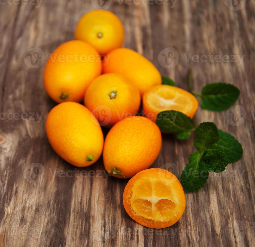 kumquats op een houten tafel foto