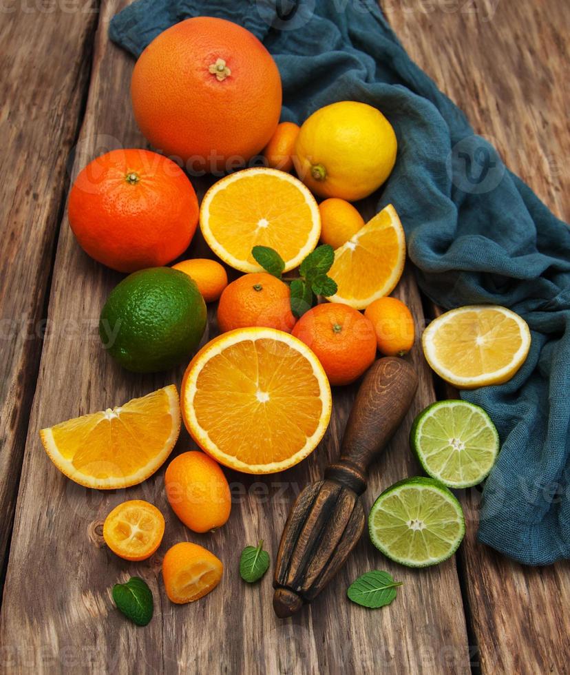 verse citrusvruchten en oude juicer foto