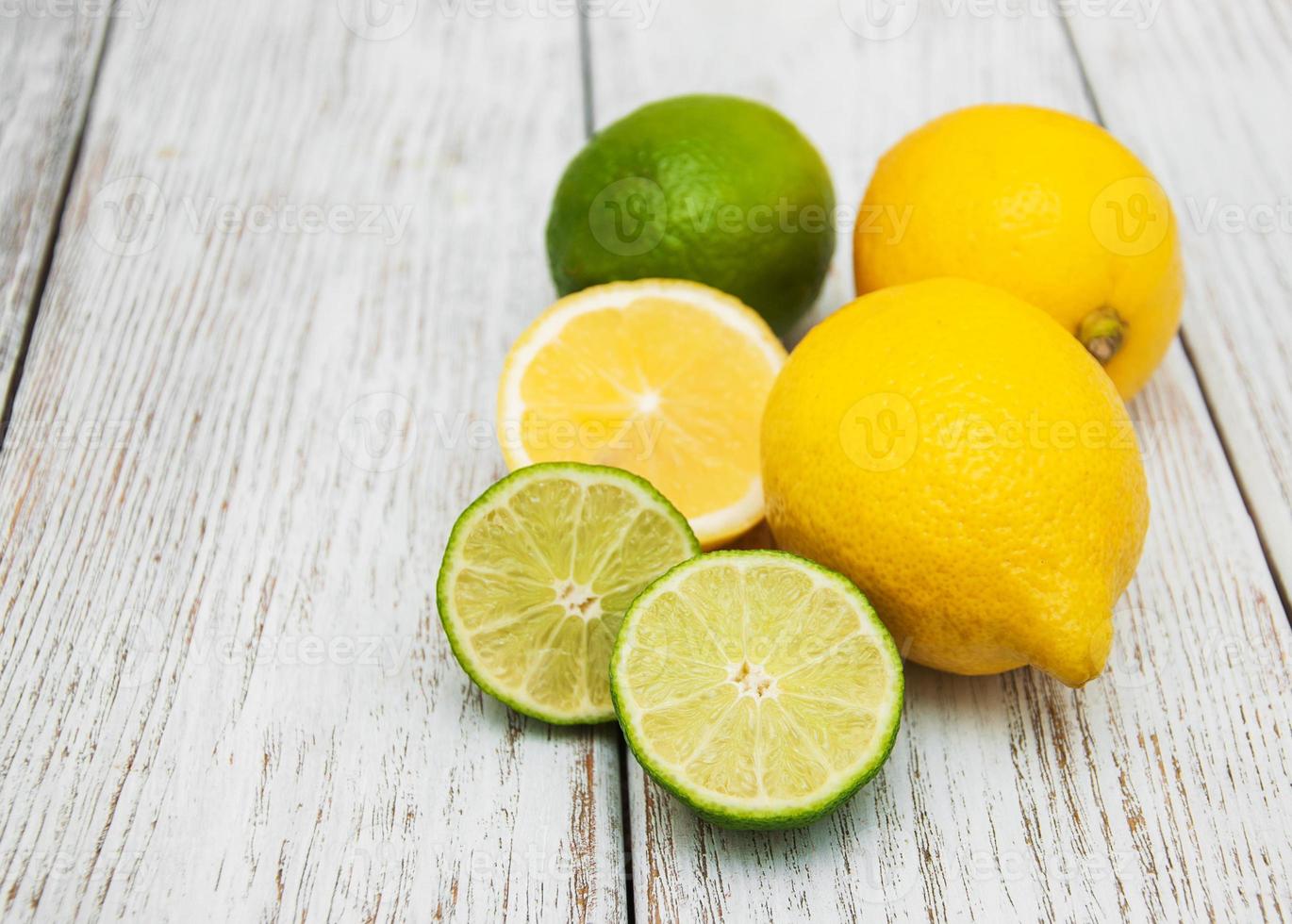 citroenen en limoenen foto