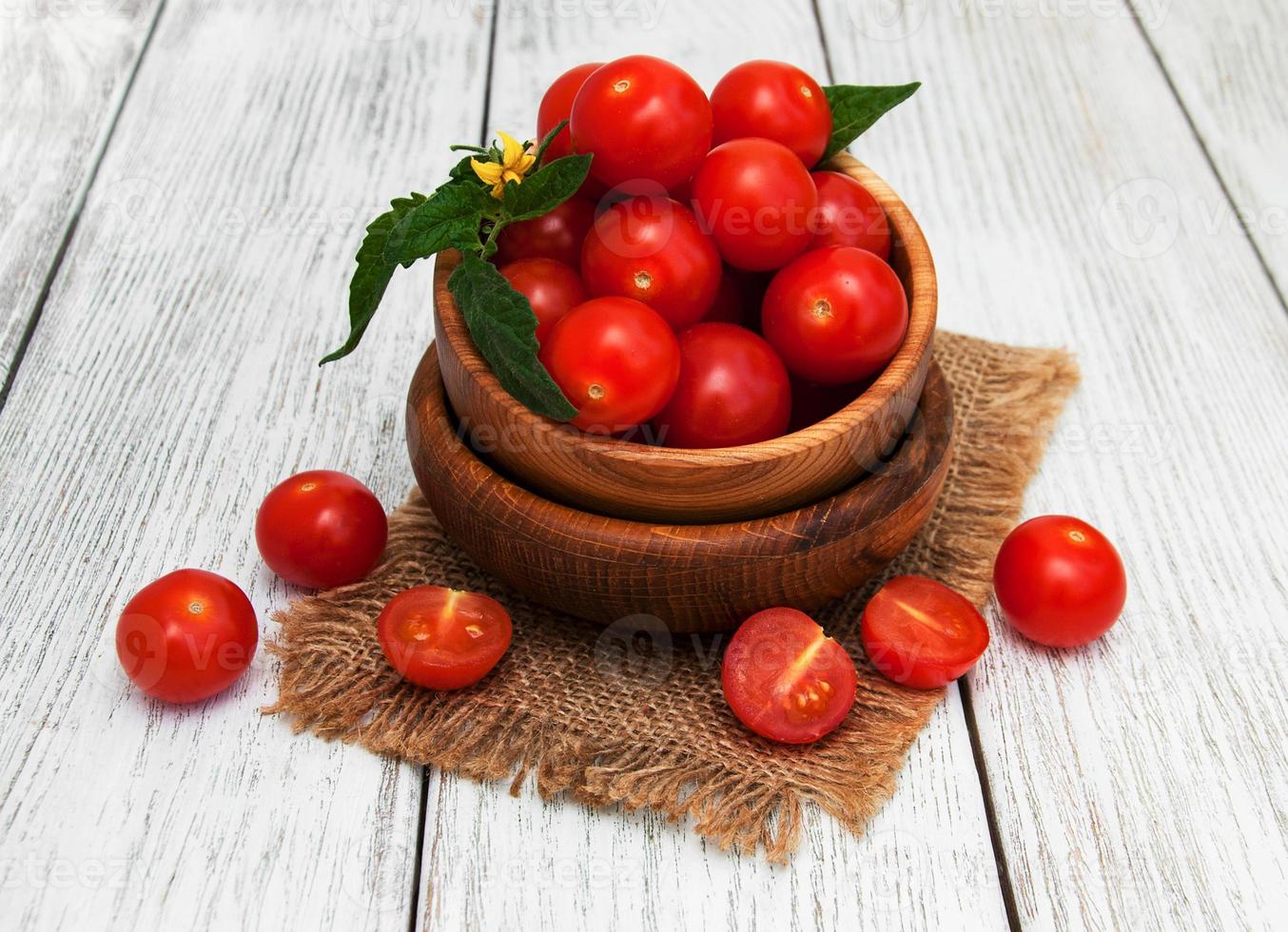 kom met verse tomaten foto