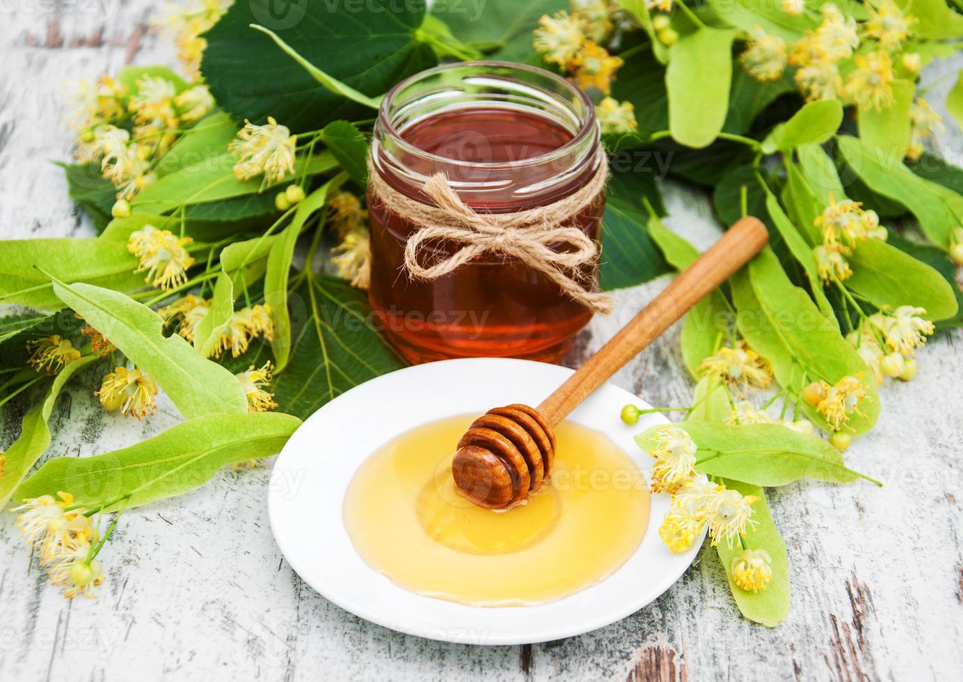 honing en linde bloemen foto