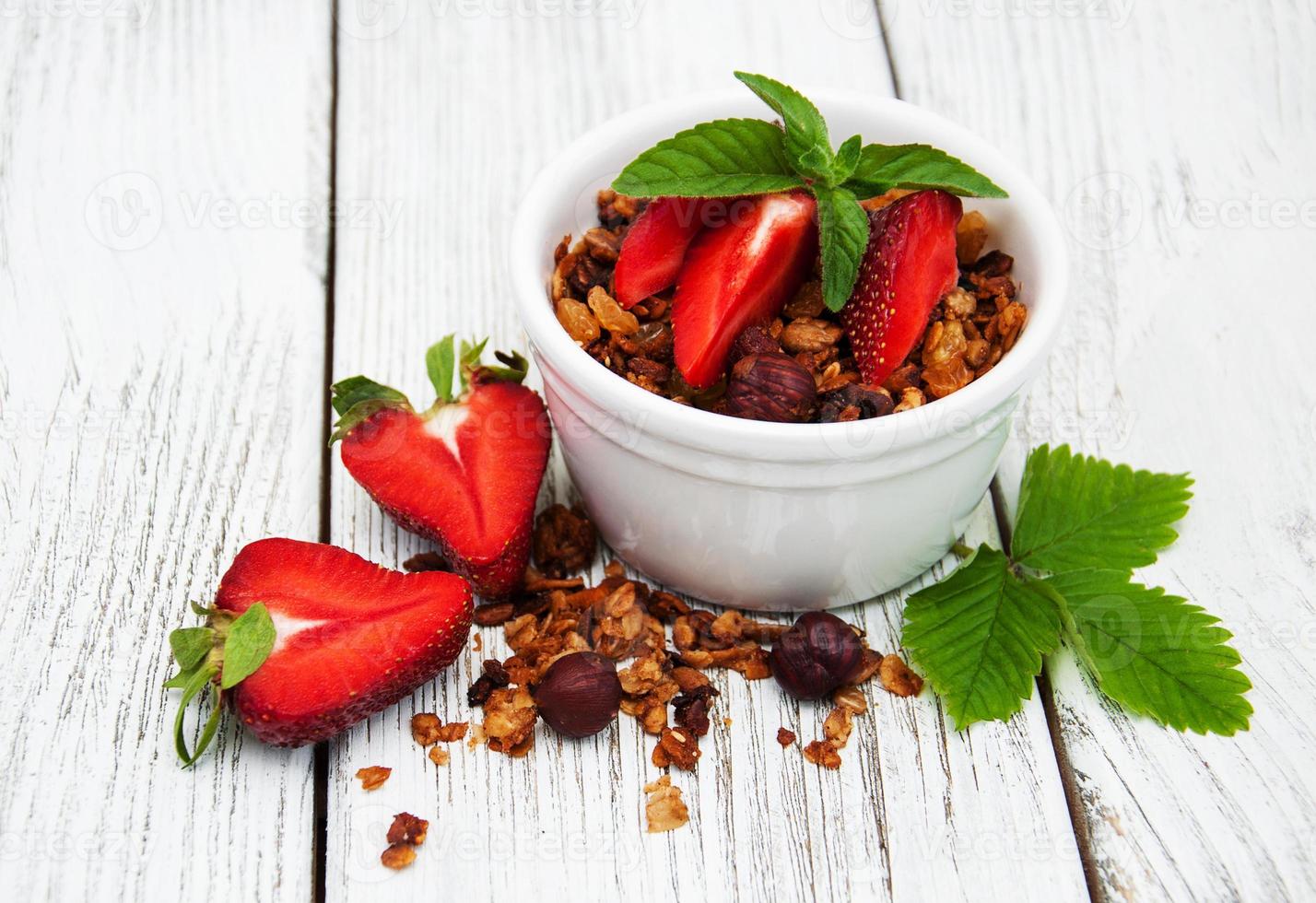 huisgemaakte granola met aardbeien foto