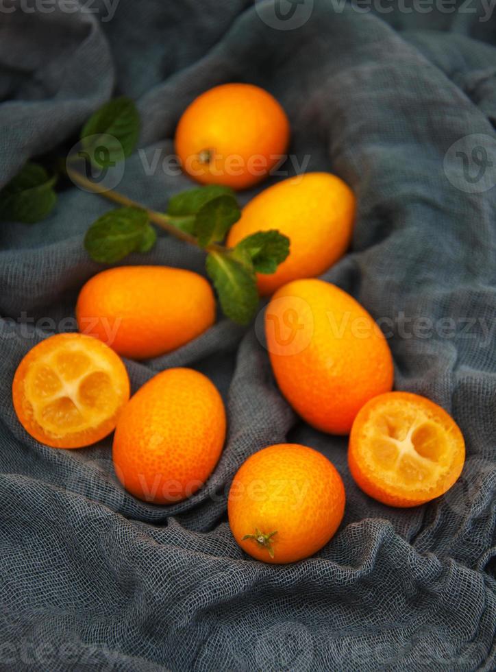 kumquats op een textiel servetten foto