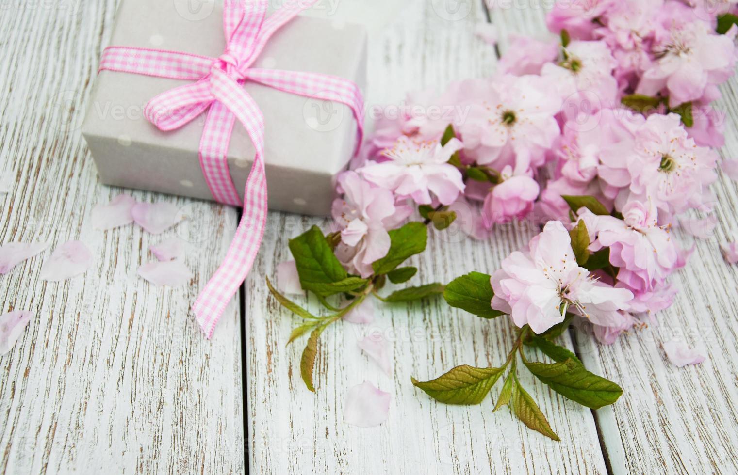 sakura bloesem met geschenkdoos foto