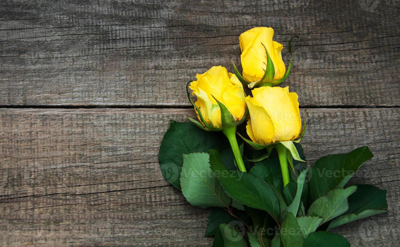 gele rozen op een tafel foto