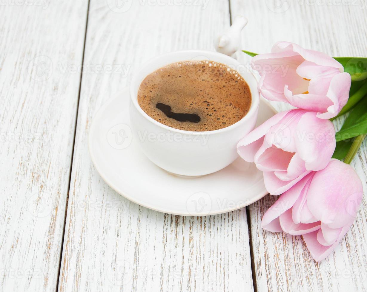 koffie en tulpen foto