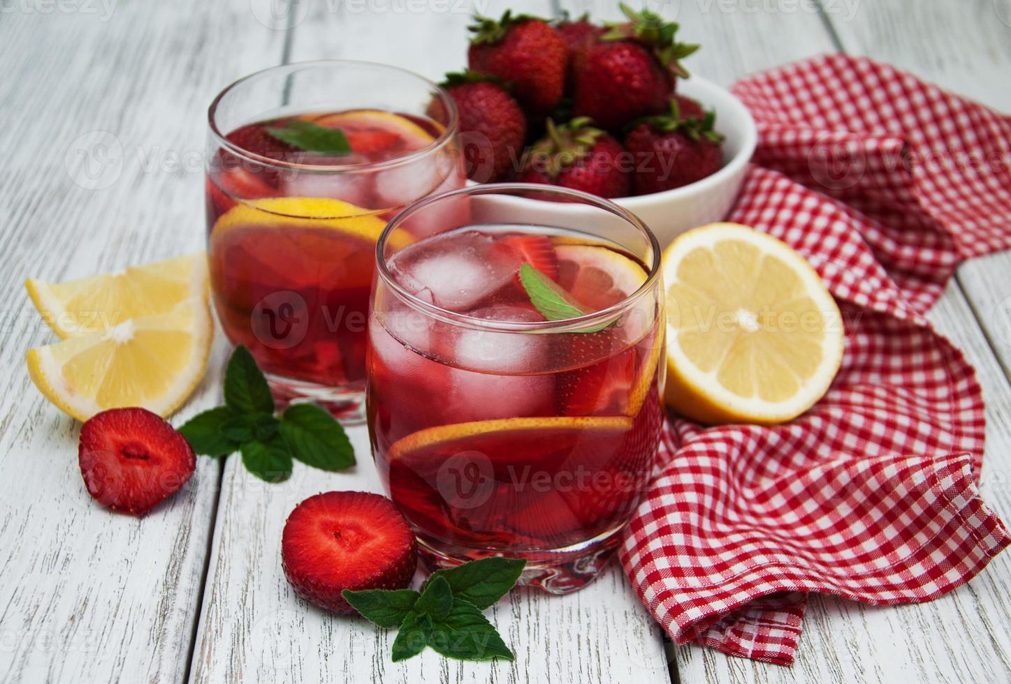 glazen limonade met aardbeien foto