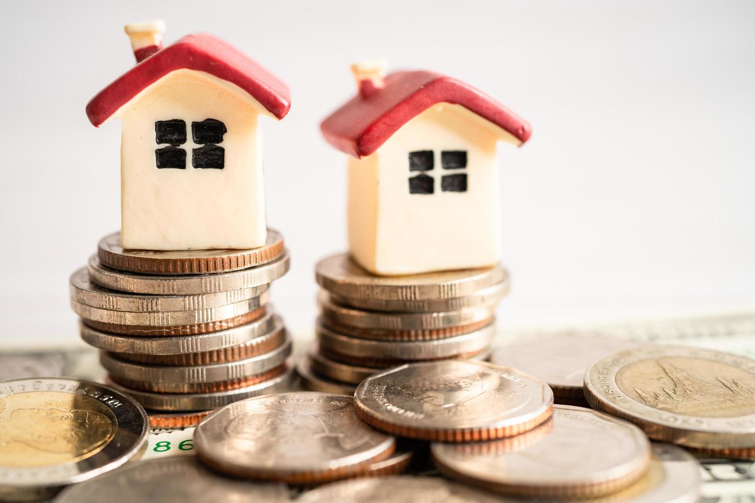 huis op stapel munten, hypotheek hypotheek financiering concept. foto