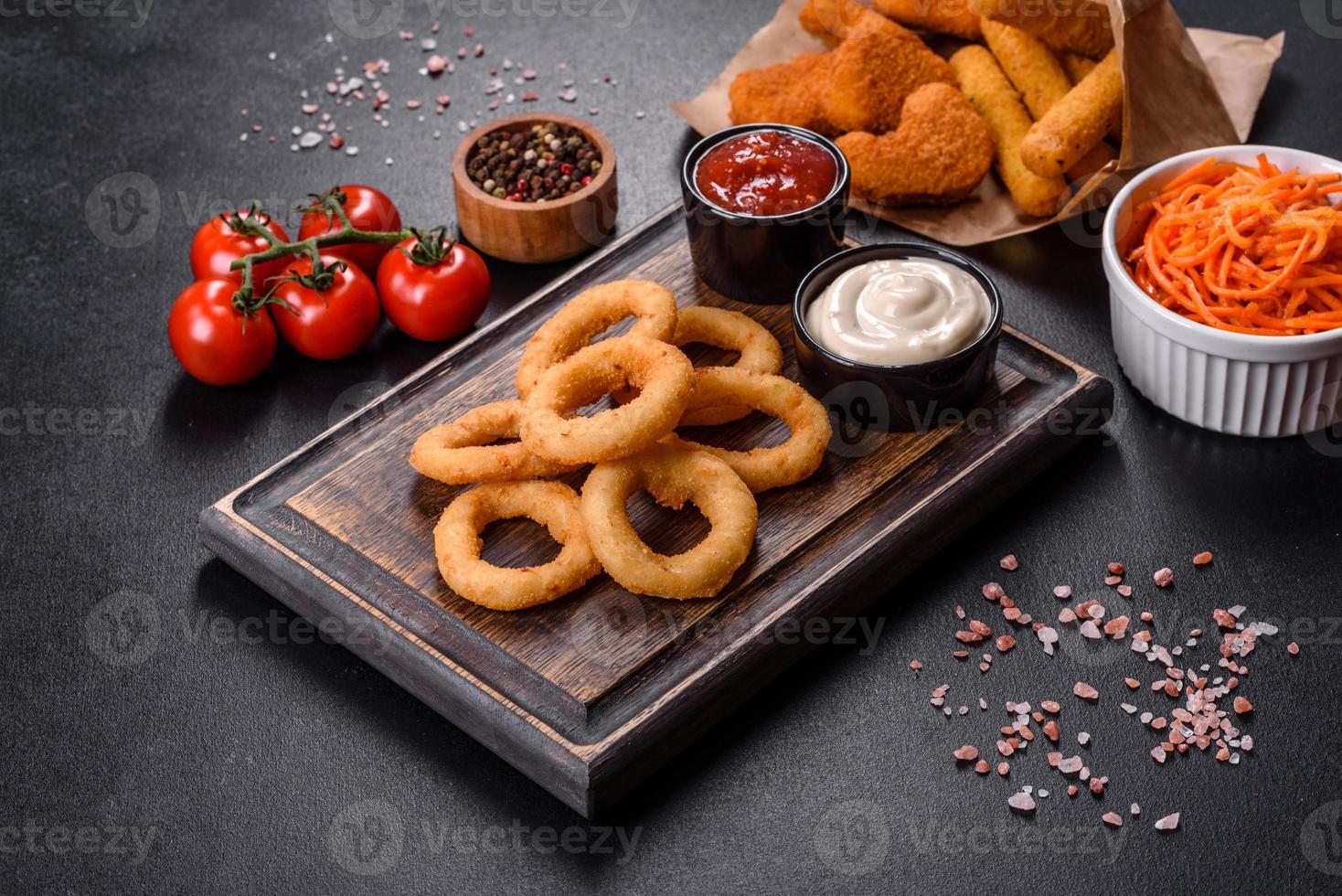 huisgemaakte krokant gebakken uienringen met tomatensaus foto