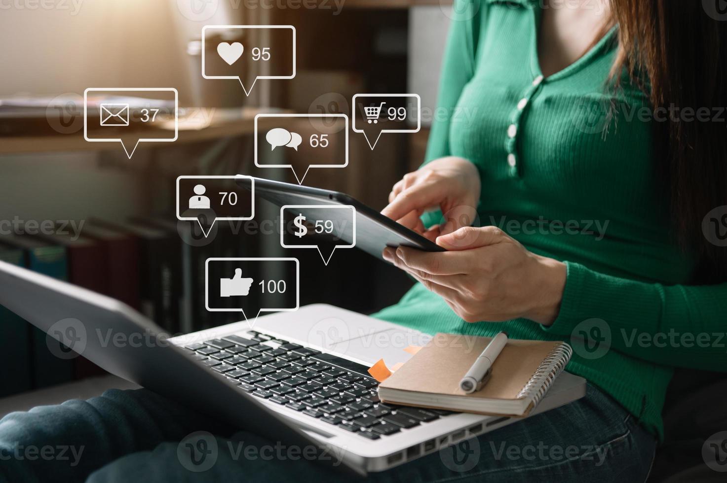 sociale media en marketing virtuele pictogrammen scherm concept.close up van zakenvrouw typen toetsenbord foto