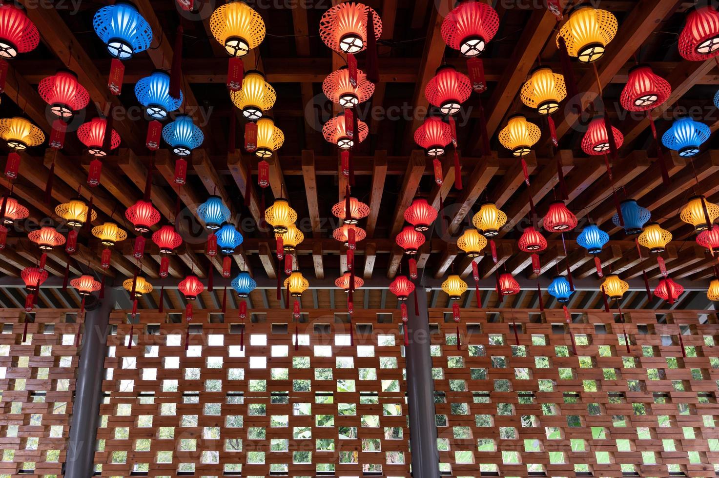 het dak is bedekt met Chinese traditionele festivallantaarns in verschillende kleuren en stijlen foto