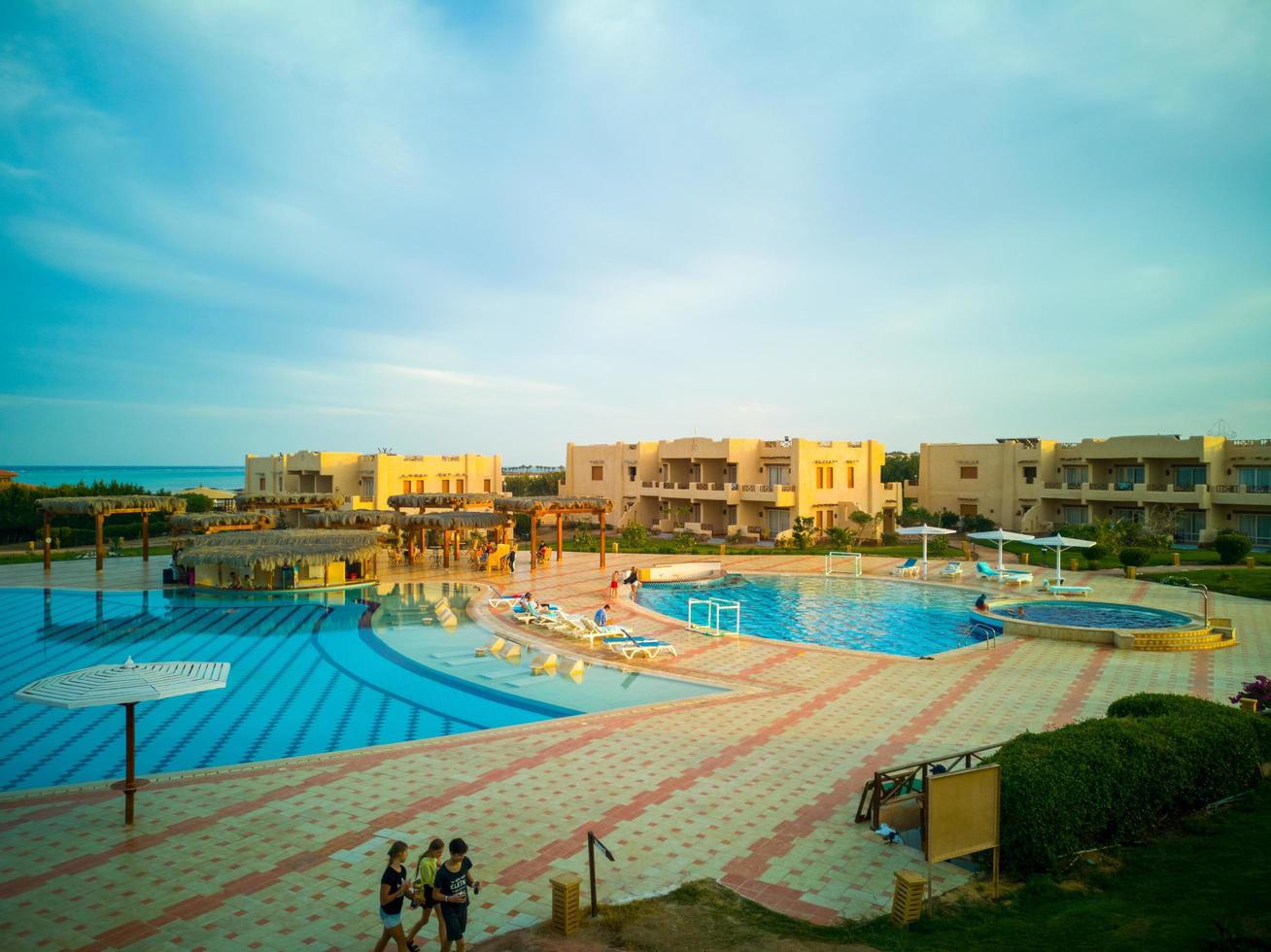 marsa alam, egypte 2022 - zwembad met palmen, egyptisch hotel foto