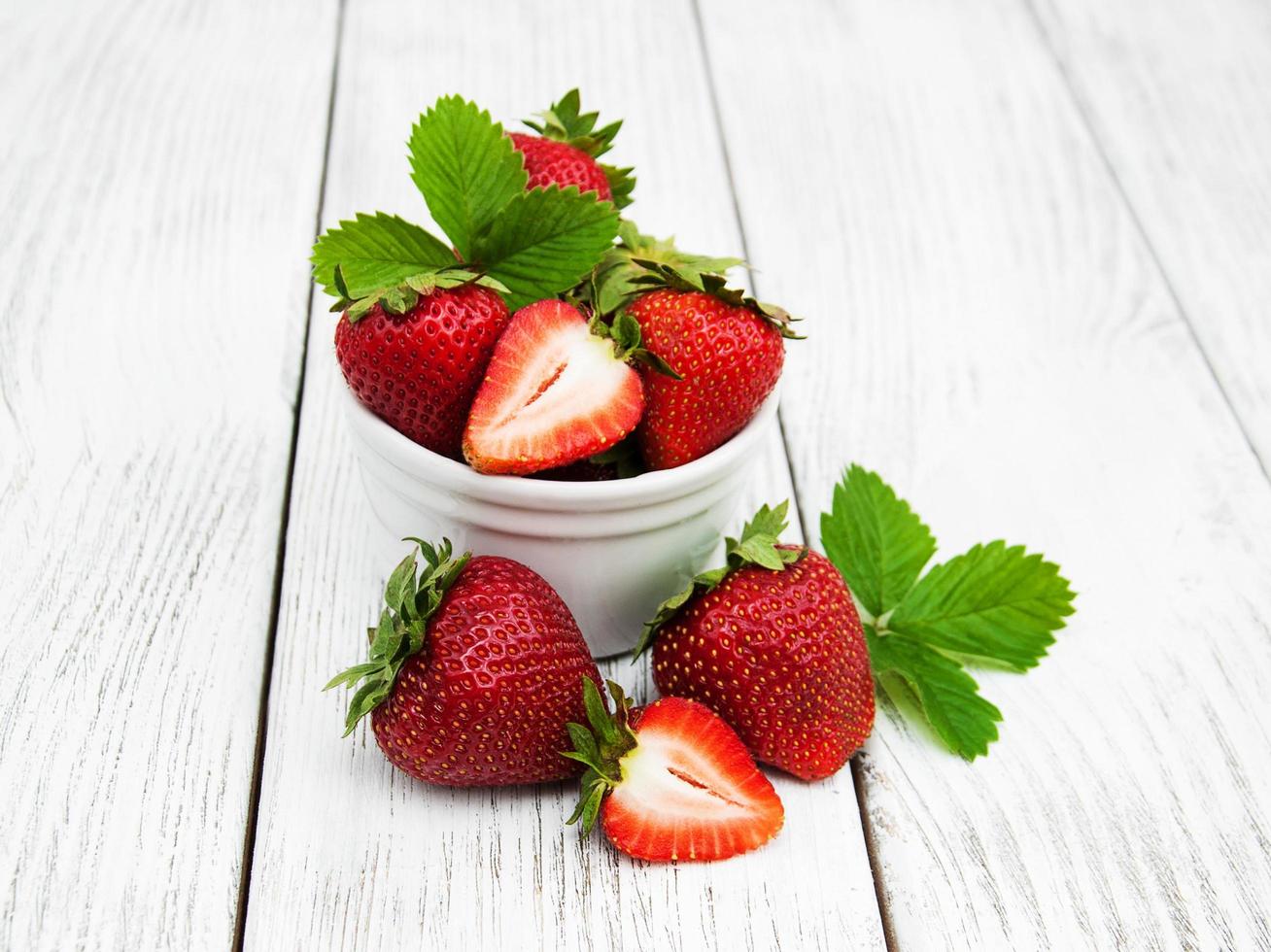 rijpe aardbeien op houten tafel foto