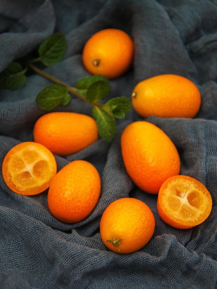 kumquats op een textiel servetten foto