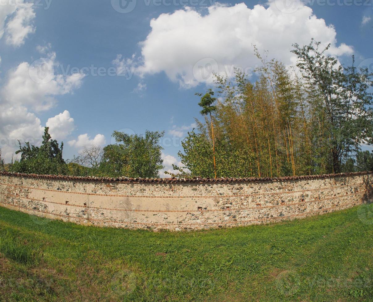 oude stenen en bakstenen muur foto