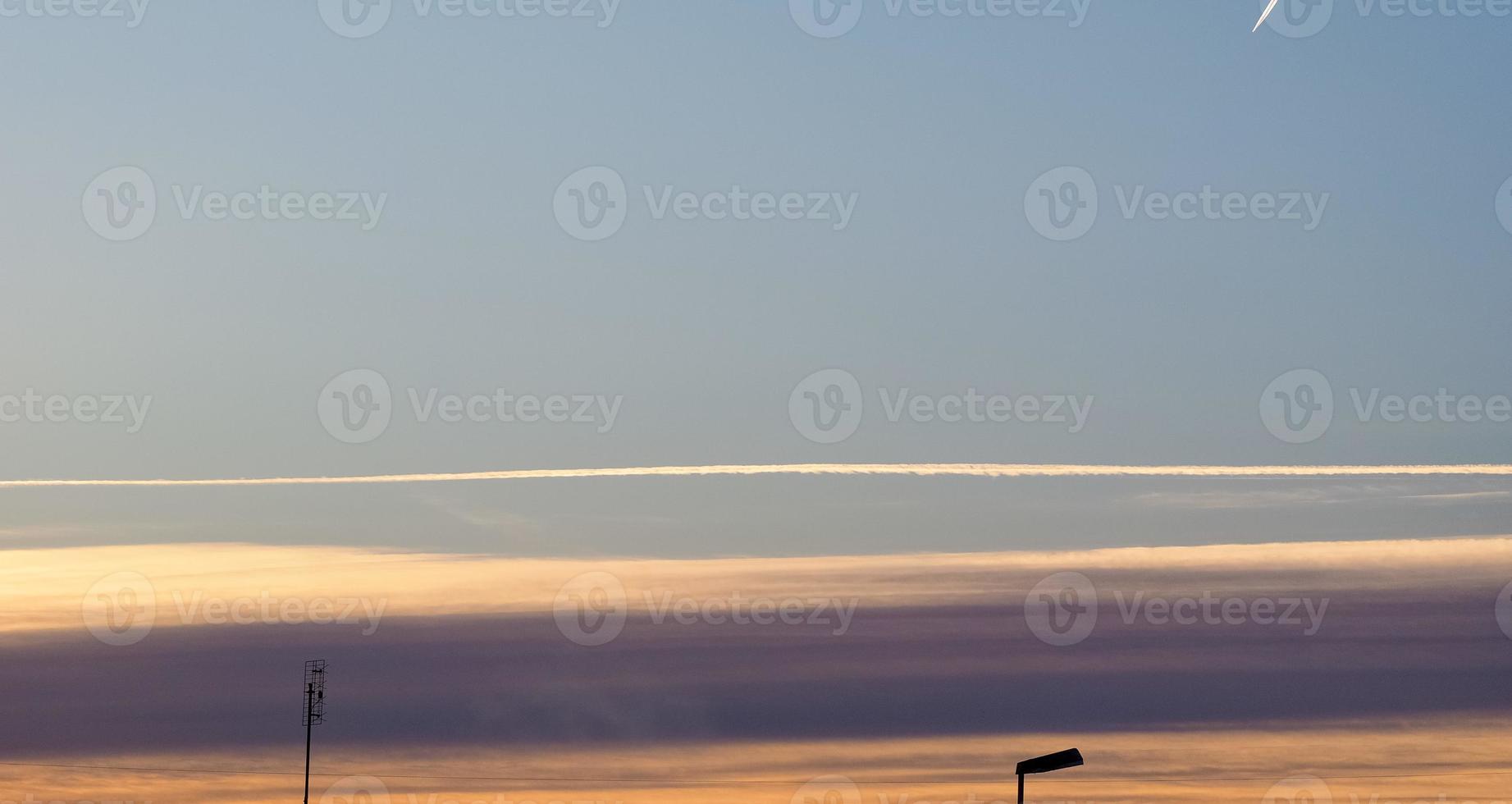 vliegtuigsporen in de lucht foto