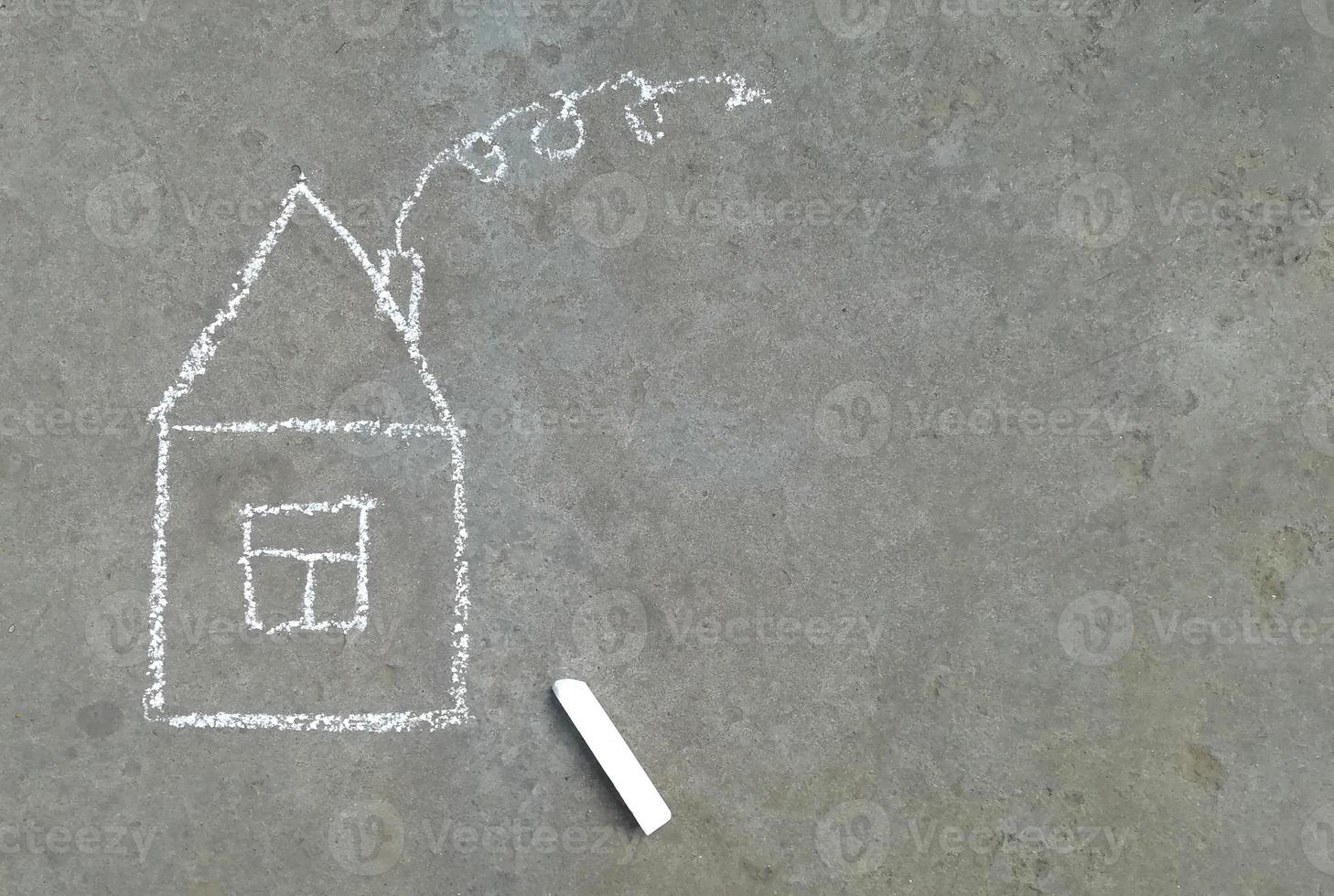 huis is getekend met krijt op het asfalt. kinderen creativiteit, zomer, huisvesting, familie, hypotheek, huur. banner met plaats voor tekst, kopieer ruimte, thuis foto