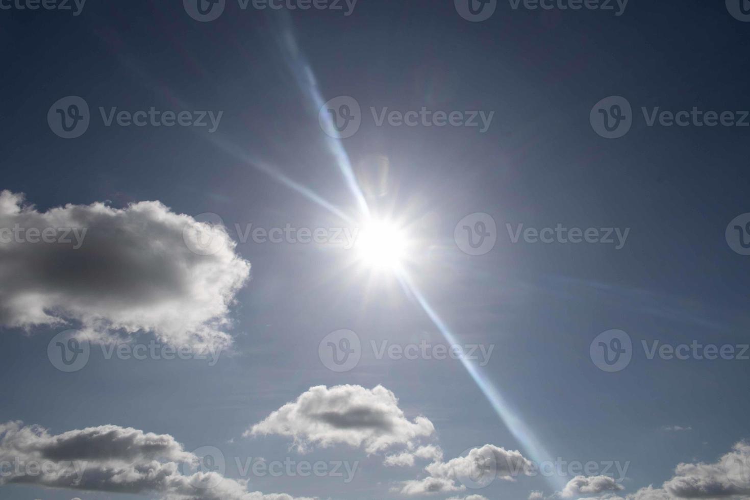 luchtwolken in de blauwe lucht foto