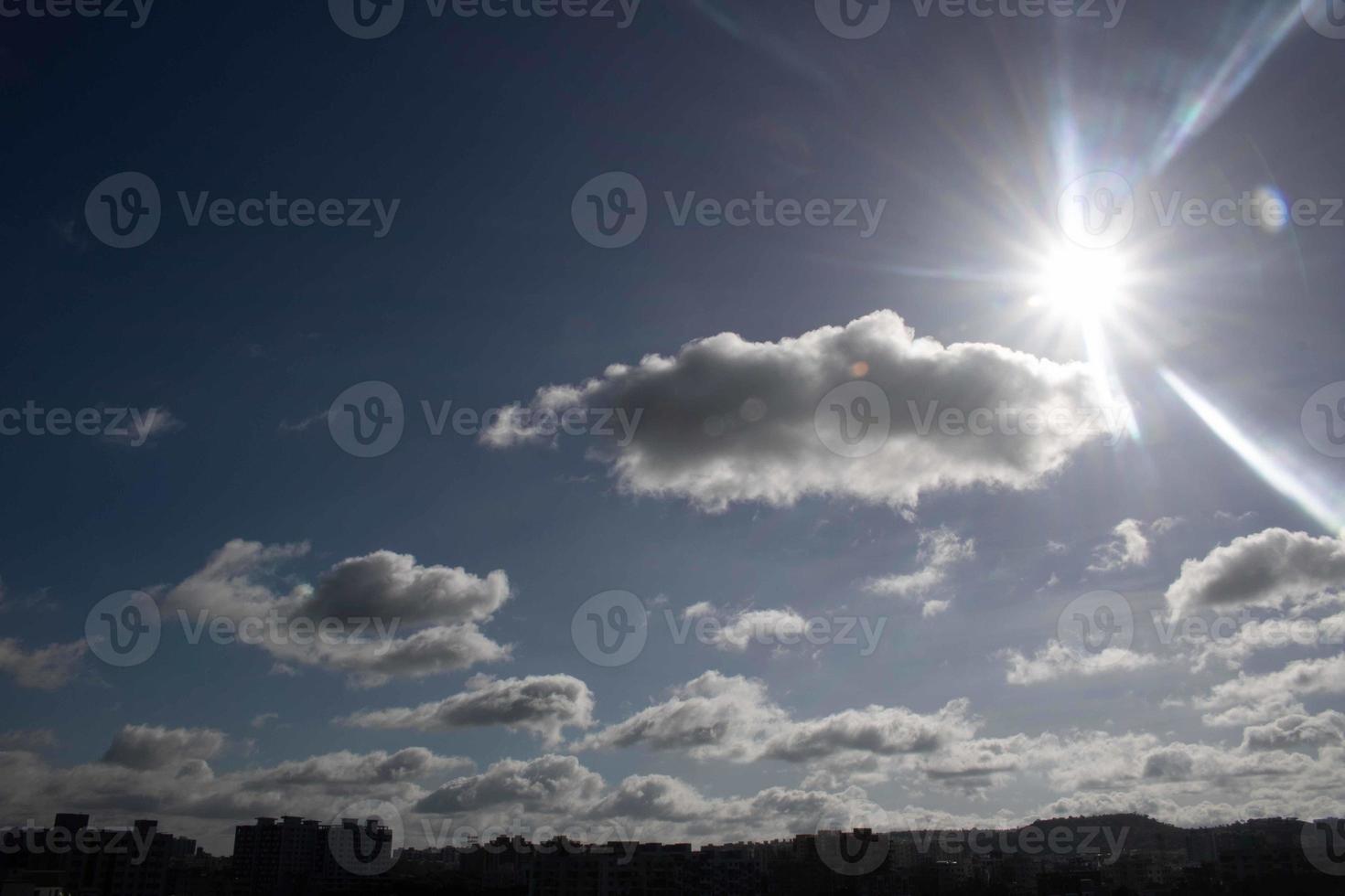 luchtwolken in de blauwe lucht foto