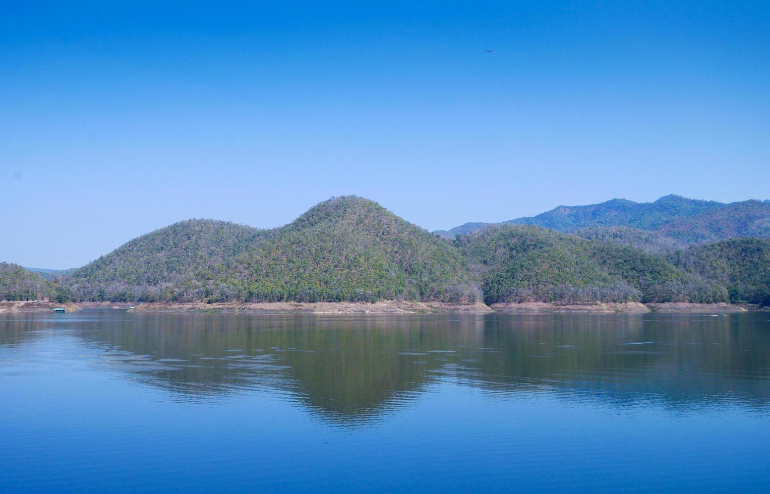 landschap rivier en bergen mae ngad dam foto