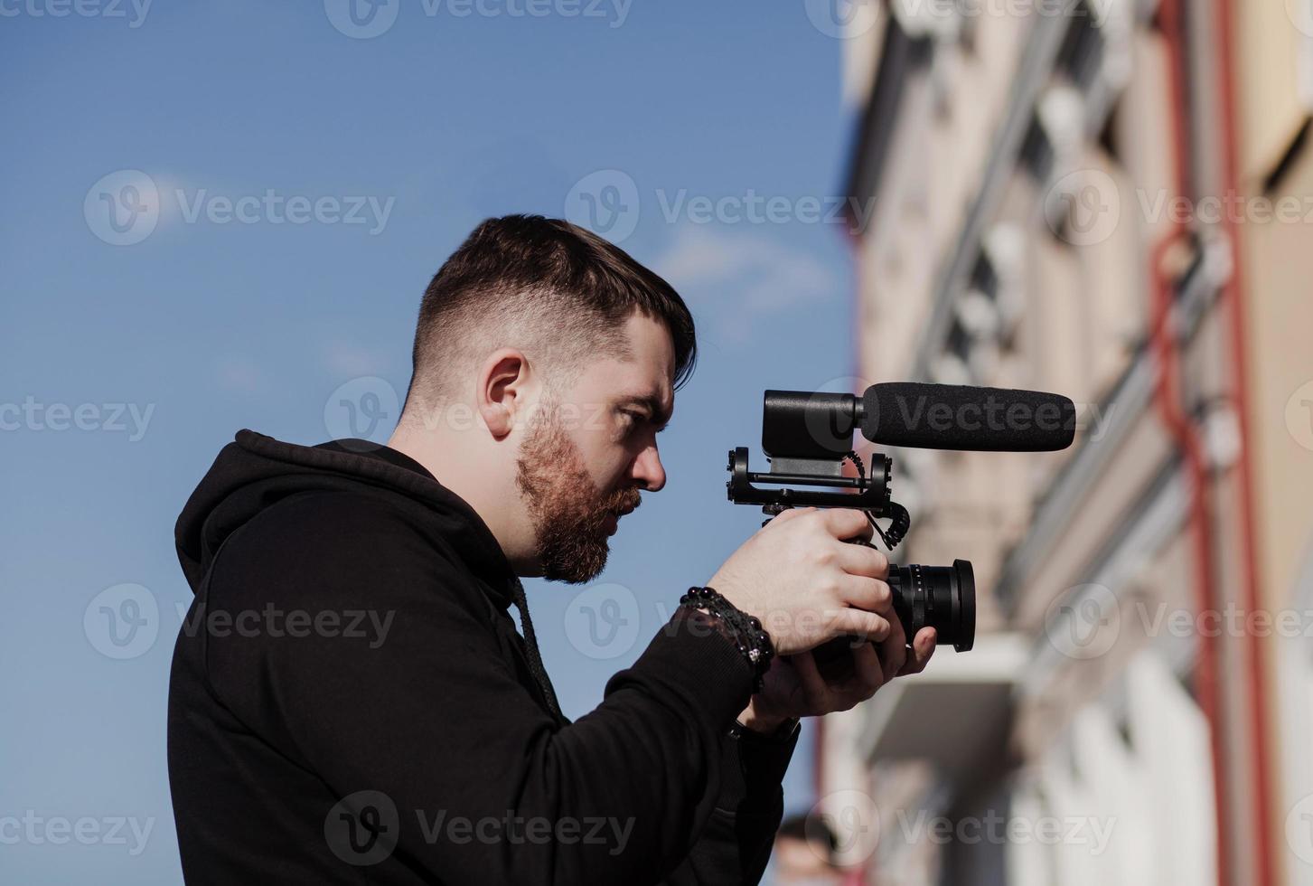 bebaarde cameraman met een camera foto